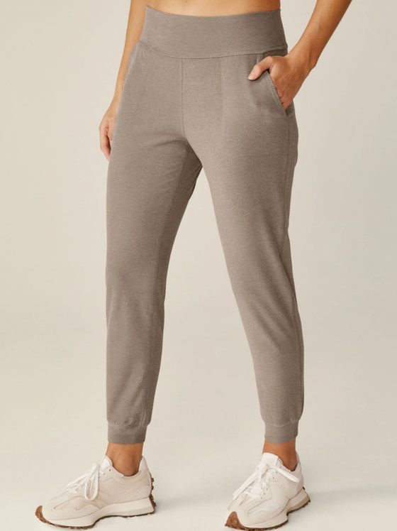 Beyond Yoga Spacedye Midi Jogger - Birch Heather