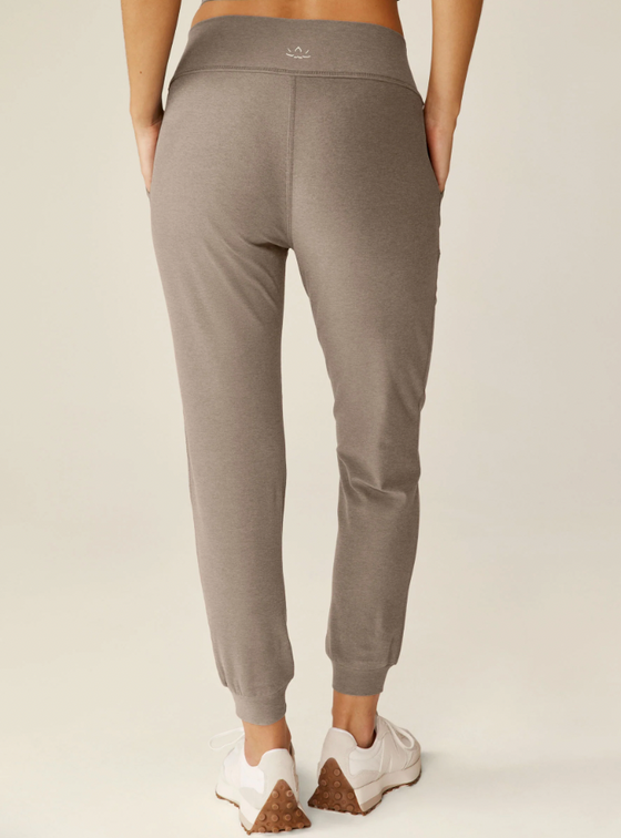 Beyond Yoga Spacedye Midi Jogger - Birch Heather
