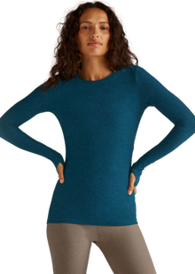  Beyond Yoga Featherweight Classic Crew Pullover - Blue Gem Heather